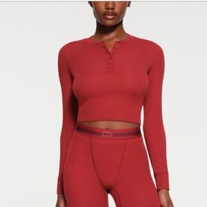 NWTS SKIMS COTTON RIB LONG SLEEVE CROP HENLEY | LARGE